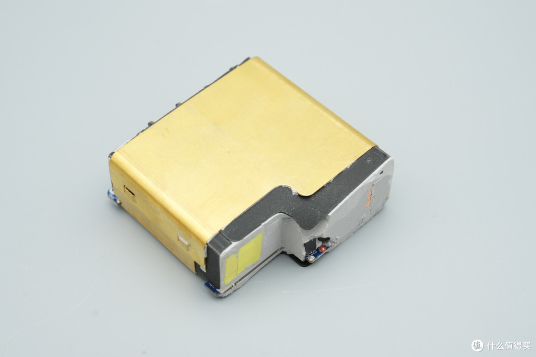 PD3.2+28V5A加持,异泽140W四口氮化镓充电器拆解