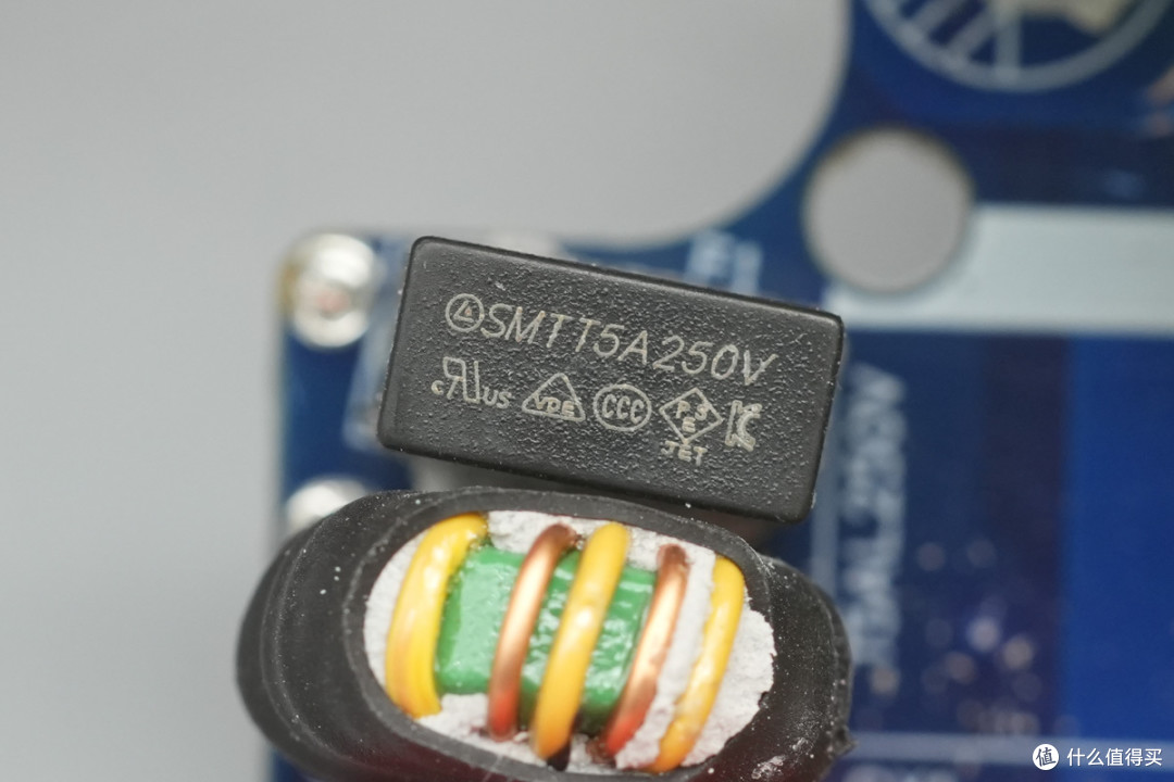 PD3.2+28V5A加持,异泽140W四口氮化镓充电器拆解