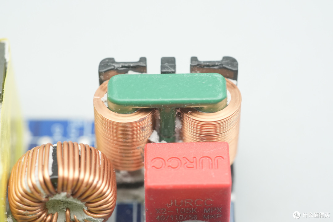 PD3.2+28V5A加持,异泽140W四口氮化镓充电器拆解