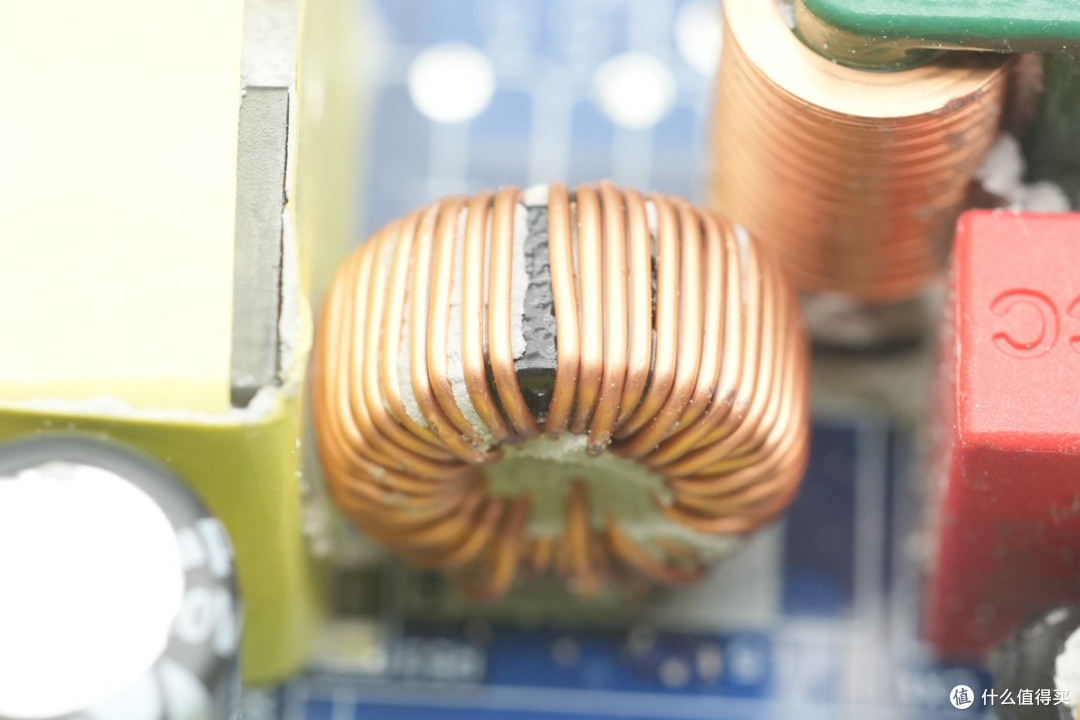 PD3.2+28V5A加持,异泽140W四口氮化镓充电器拆解