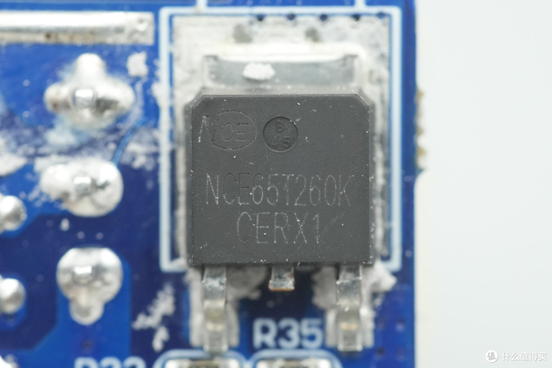 PD3.2+28V5A加持,异泽140W四口氮化镓充电器拆解