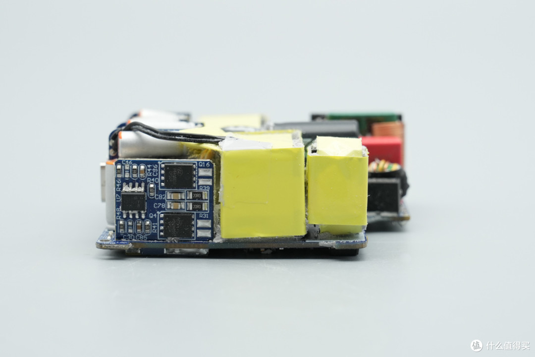 PD3.2+28V5A加持,异泽140W四口氮化镓充电器拆解