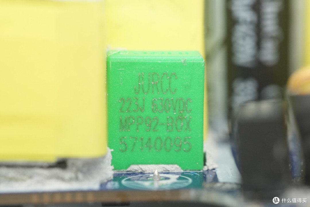 PD3.2+28V5A加持,异泽140W四口氮化镓充电器拆解