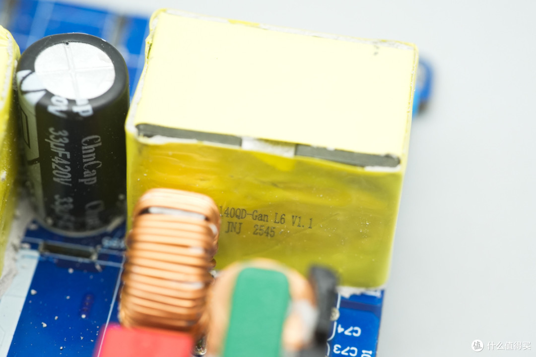 PD3.2+28V5A加持,异泽140W四口氮化镓充电器拆解