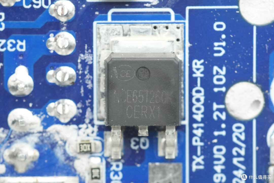 PD3.2+28V5A加持,异泽140W四口氮化镓充电器拆解
