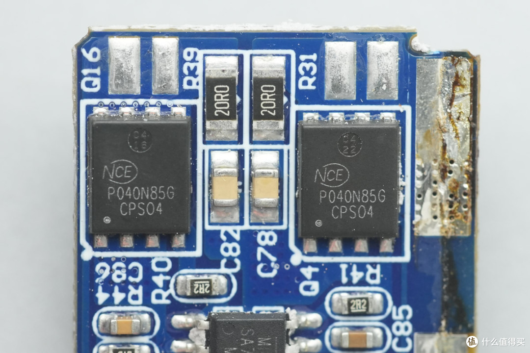 PD3.2+28V5A加持,异泽140W四口氮化镓充电器拆解