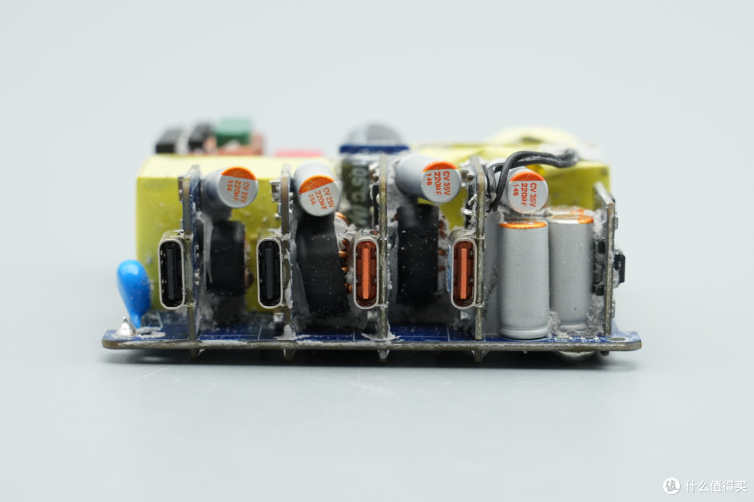 PD3.2+28V5A加持,异泽140W四口氮化镓充电器拆解