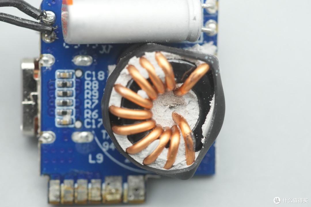 PD3.2+28V5A加持,异泽140W四口氮化镓充电器拆解
