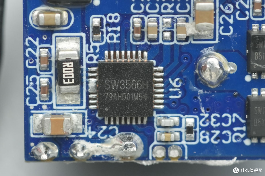 PD3.2+28V5A加持,异泽140W四口氮化镓充电器拆解