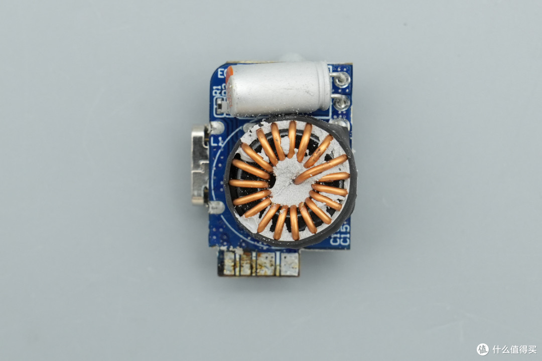 PD3.2+28V5A加持,异泽140W四口氮化镓充电器拆解