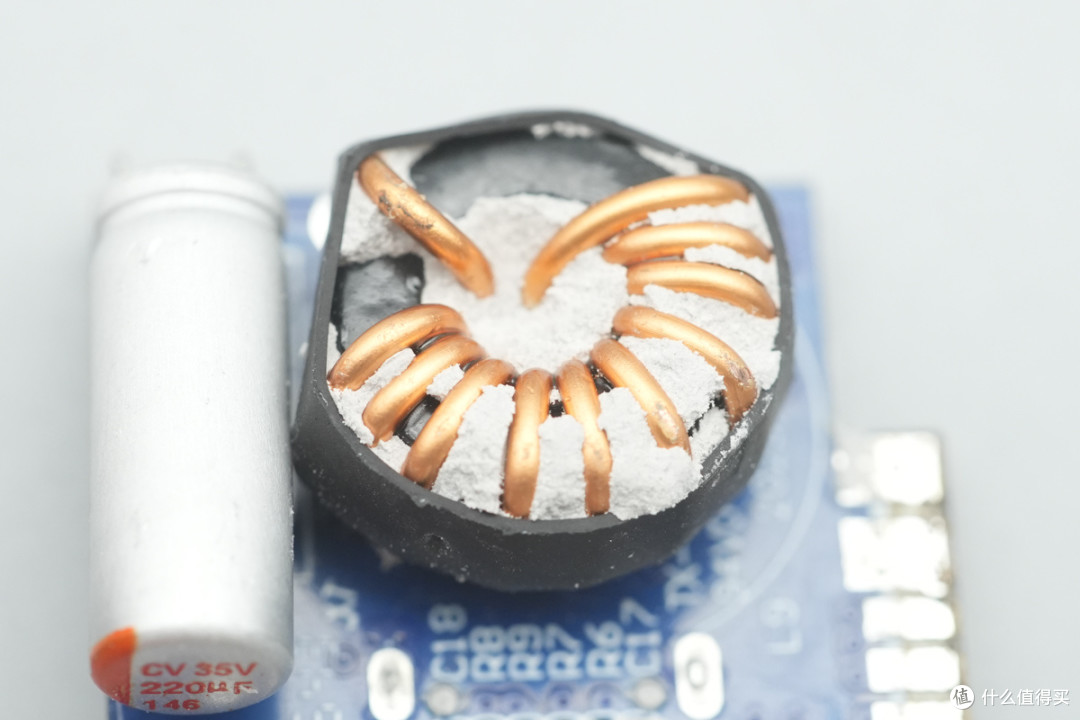 PD3.2+28V5A加持,异泽140W四口氮化镓充电器拆解