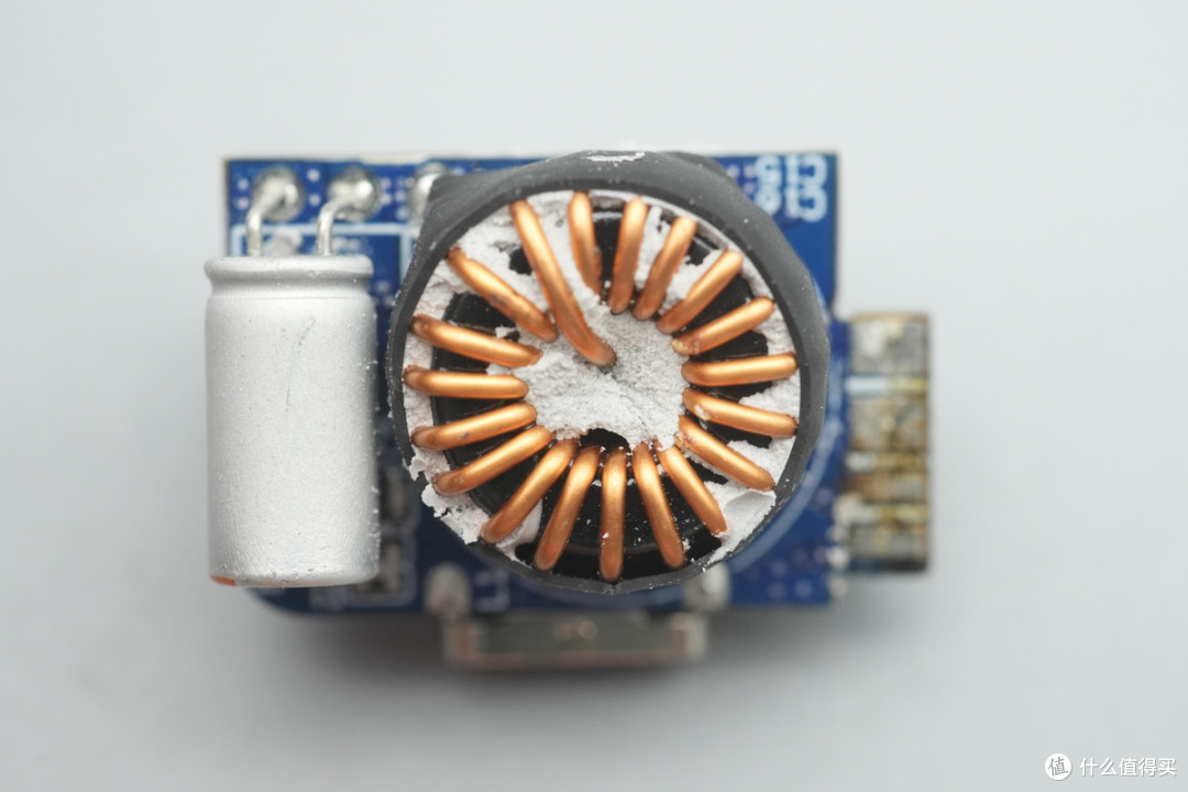 PD3.2+28V5A加持,异泽140W四口氮化镓充电器拆解