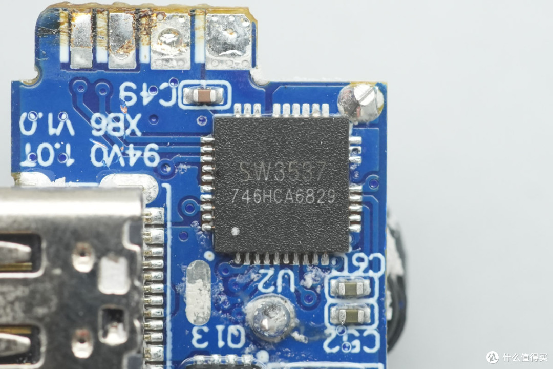 PD3.2+28V5A加持,异泽140W四口氮化镓充电器拆解