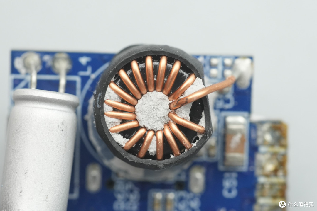 PD3.2+28V5A加持,异泽140W四口氮化镓充电器拆解