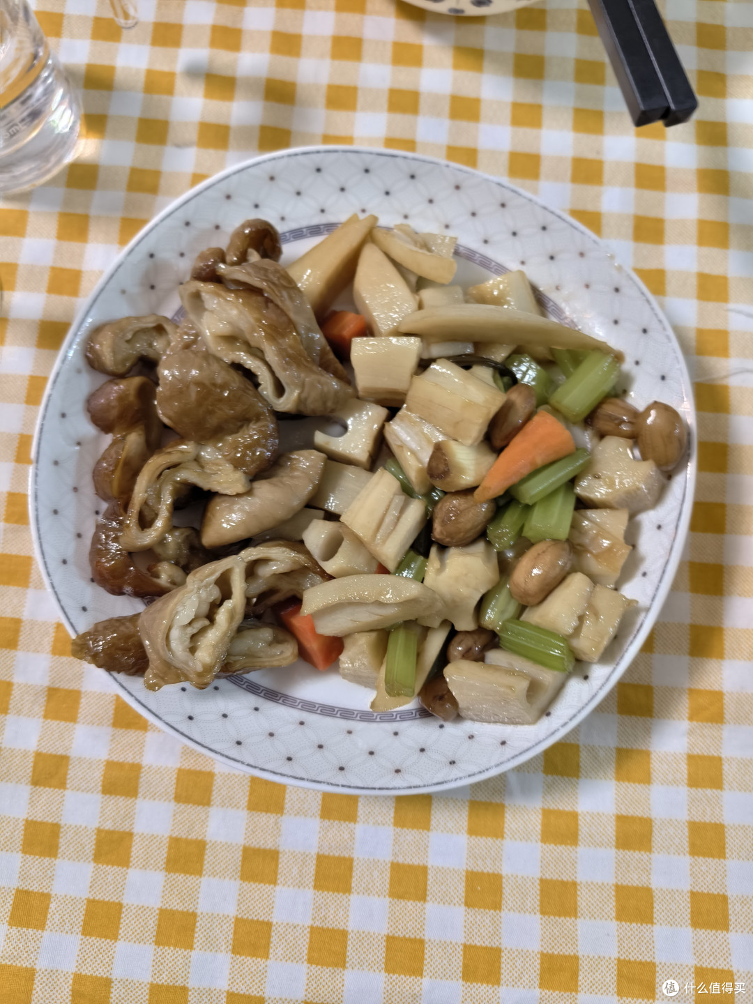 尖庄荣耀价格跳水了，和五粮春掰掰手腕。