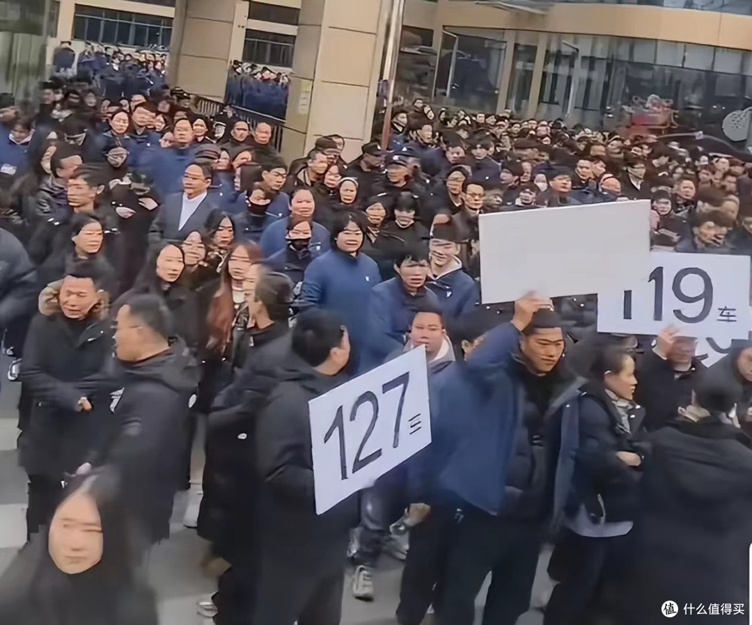127辆大巴送葬!浙江老板为父出殡,随100返1500,全网赞爆