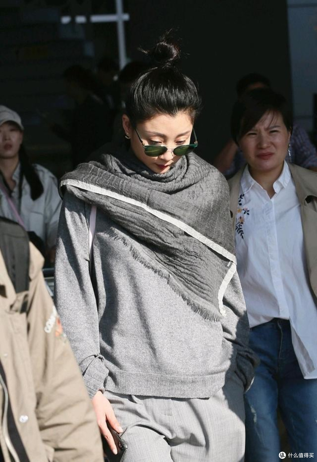 看了殷桃的穿搭:灰色不搭配亮色、白色,更洋气,穿身上自在高级