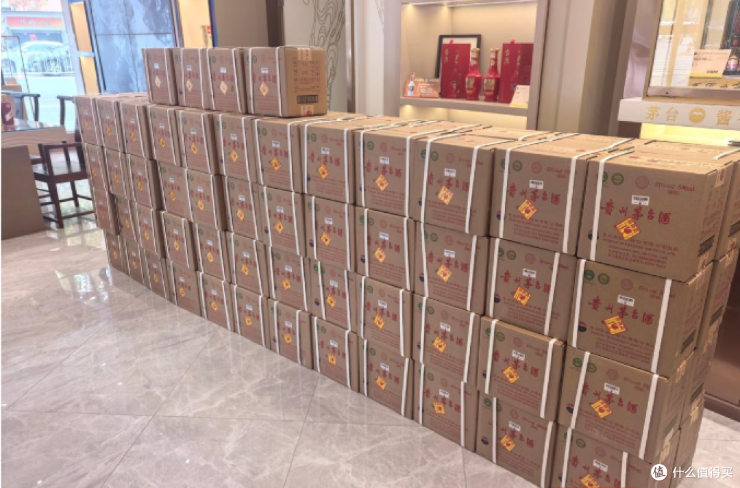 春节白酒市场杀疯了,飞天茅台批发价冲回1600元,抢酒大军回来了
