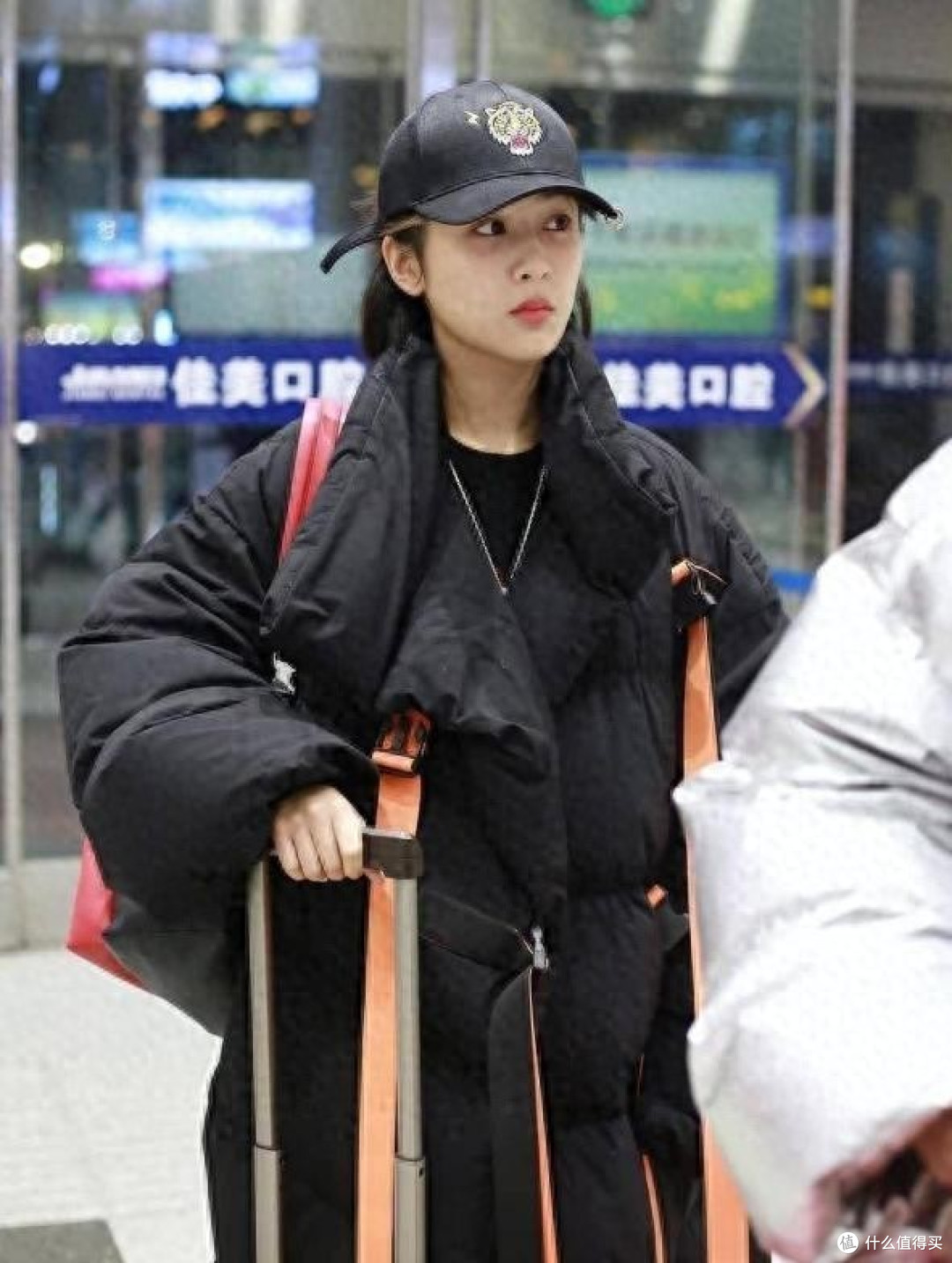 看了林心如、杨紫的日常穿搭:羽绒服不搭配半身裙,保暖又洋气