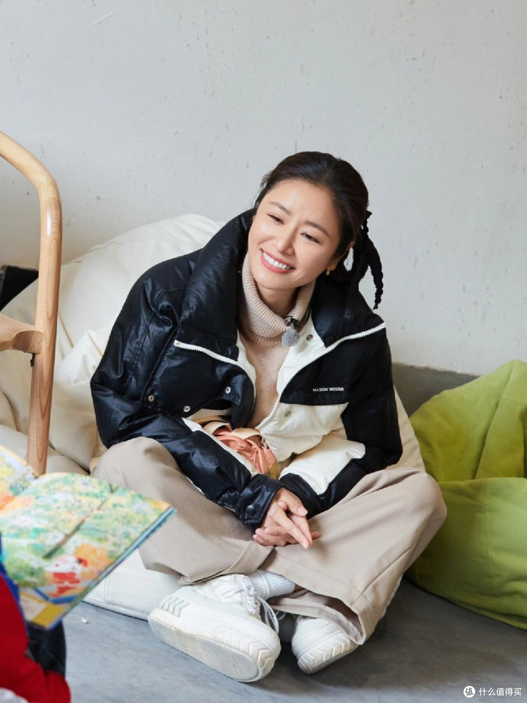 看了林心如、杨紫的日常穿搭:羽绒服不搭配半身裙,保暖又洋气