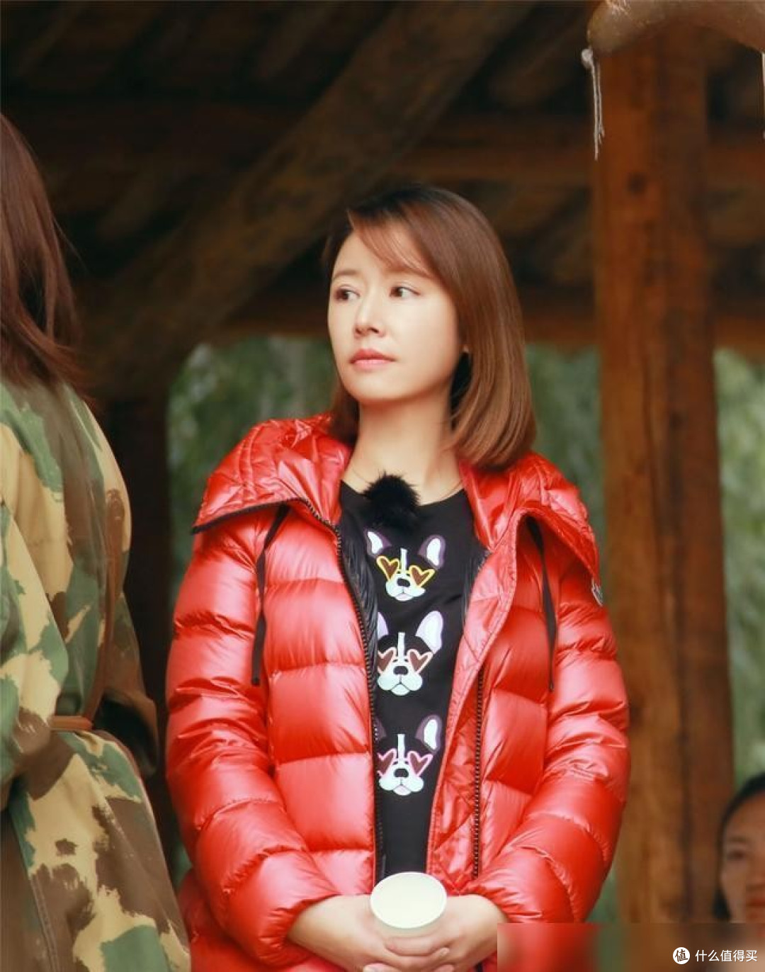 看了林心如、杨紫的日常穿搭:羽绒服不搭配半身裙,保暖又洋气