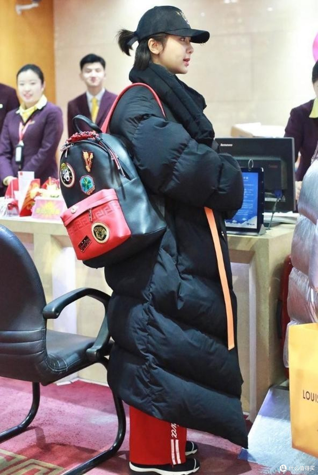 看了林心如、杨紫的日常穿搭:羽绒服不搭配半身裙,保暖又洋气