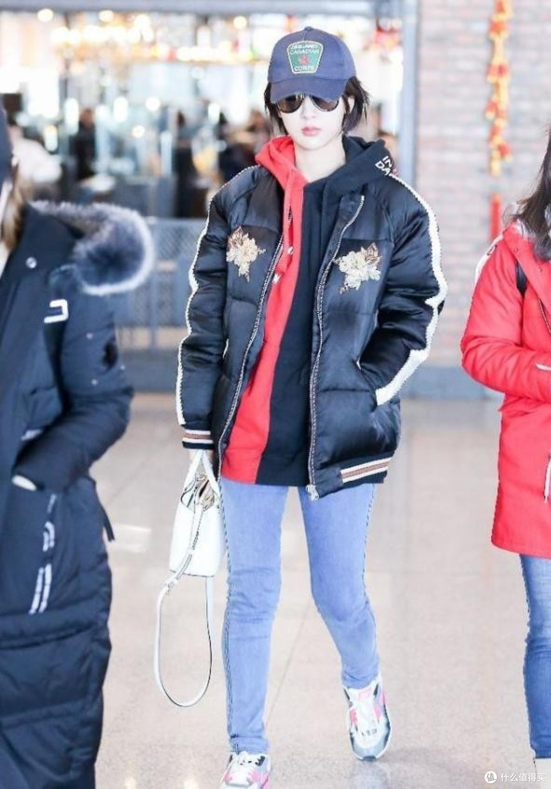 看了林心如、杨紫的日常穿搭:羽绒服不搭配半身裙,保暖又洋气