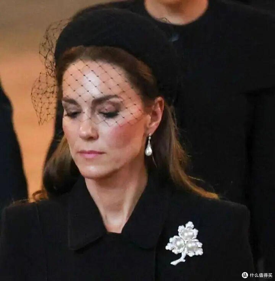 中年女性要少戴手镯、项链,看法国女人的配饰搭配,对比非常明显