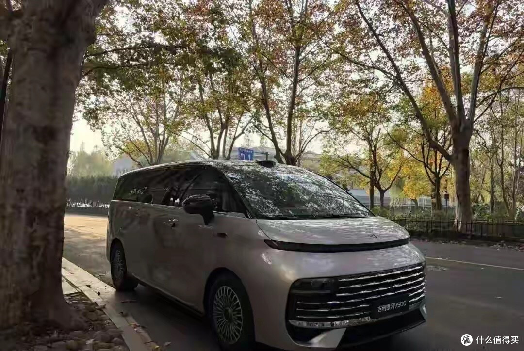 零跑D99上市了,MPV突然不装商务了,家用车开始拼冬季充电速度。