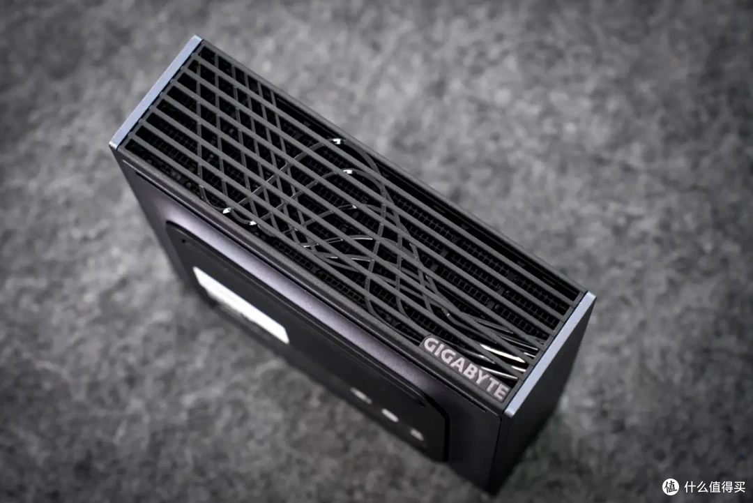 桌面级AI算力革命：技嘉GIGABYTE AI TOP ATOM尝鲜（开箱+拆解）