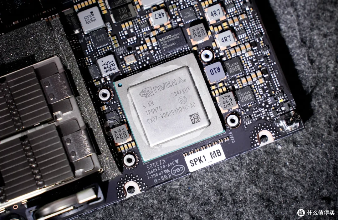 桌面级AI算力革命：技嘉GIGABYTE AI TOP ATOM尝鲜（开箱+拆解）