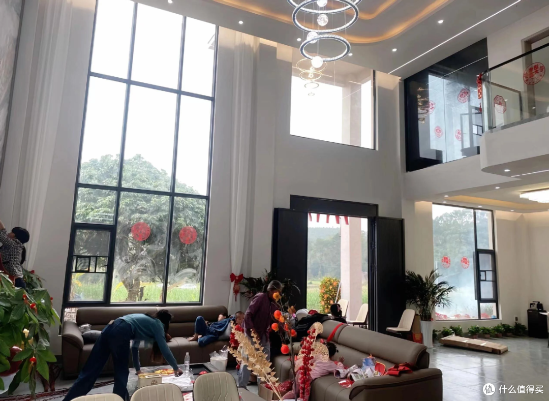 广东男子的现代风格自建房,历时二年,花费近200W,完满入伙了!
