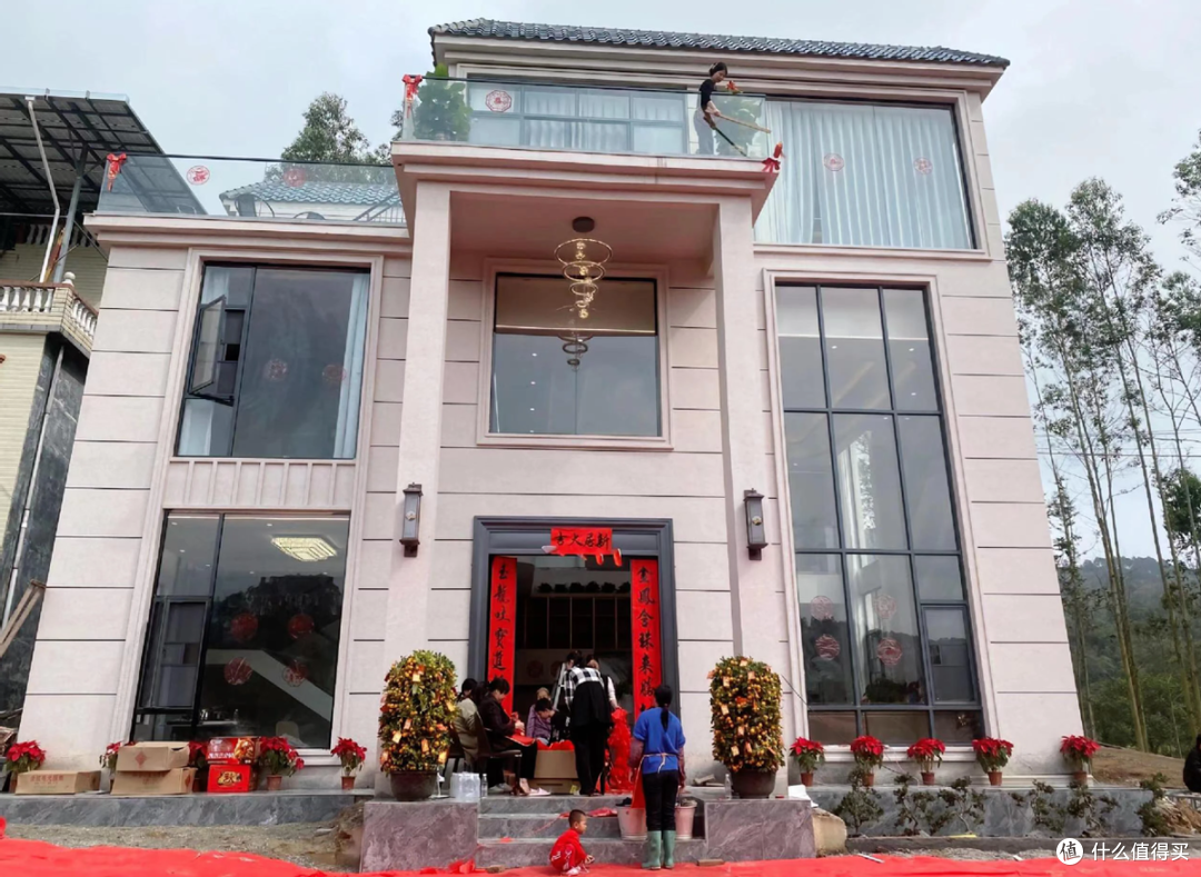 广东男子的现代风格自建房,历时二年,花费近200W,完满入伙了!