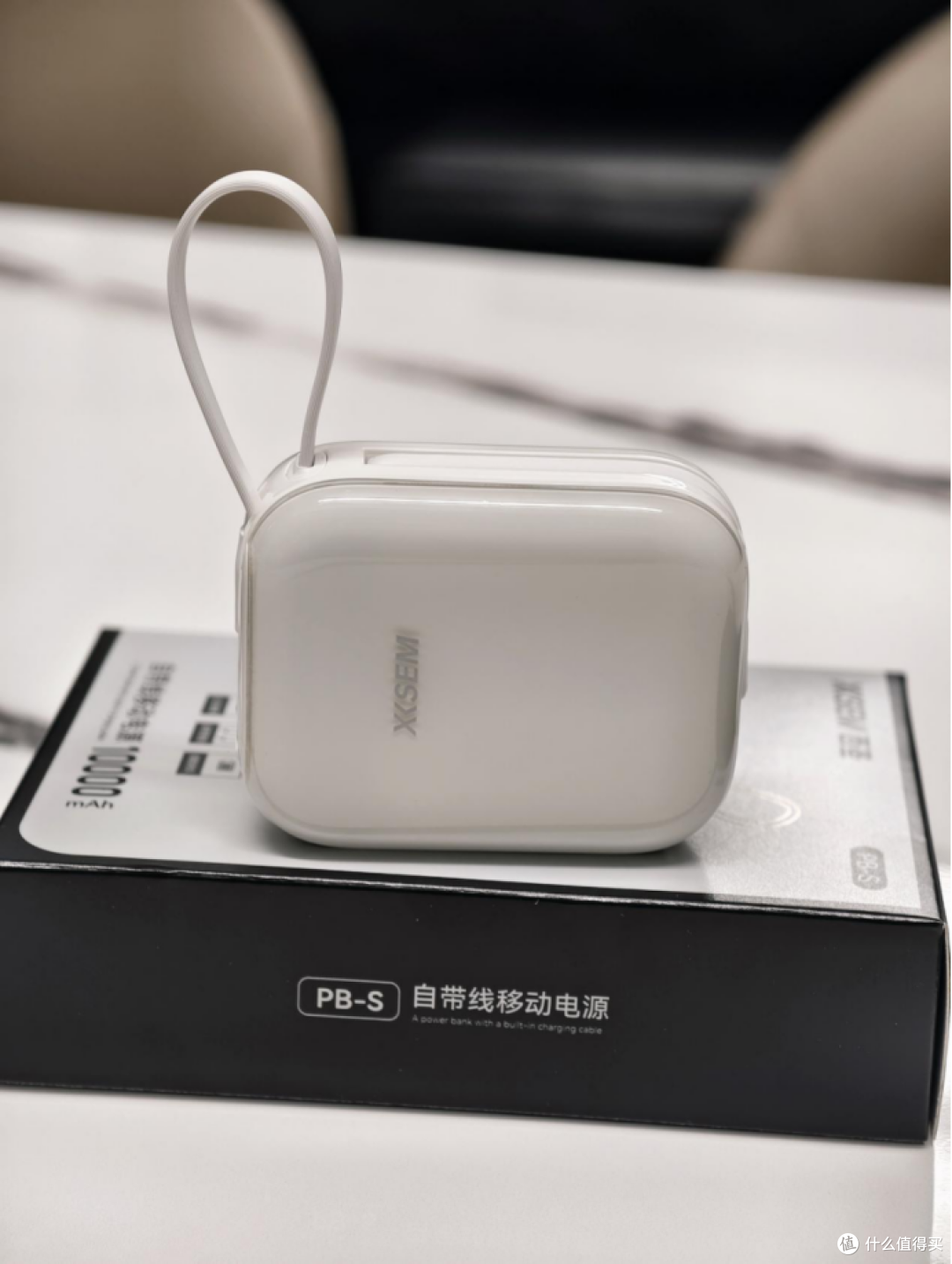 西圣PB-S移动电源自带双线,一拿就走,极速充电,小巧便捷