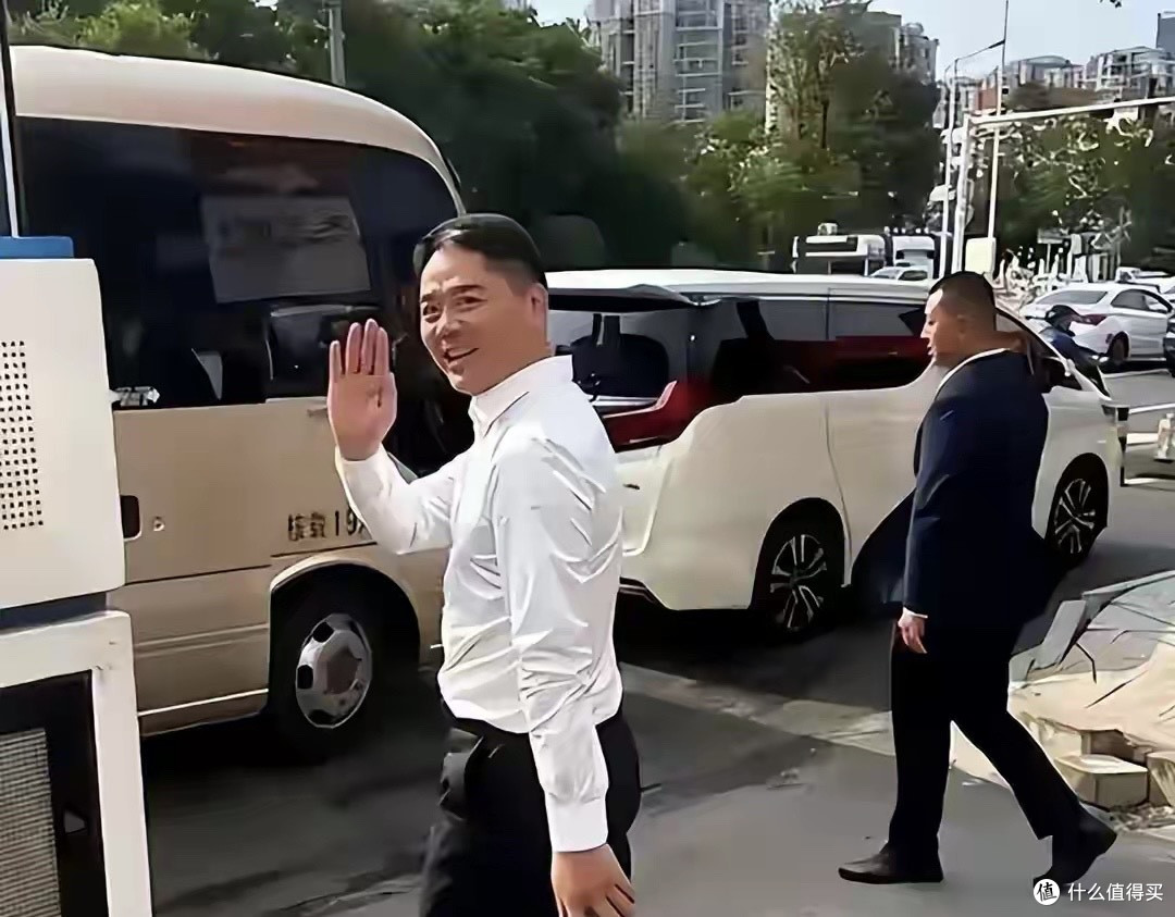 刘强东光送年货没发钱,60岁村民被问是否失望,老人家回答太戳心
