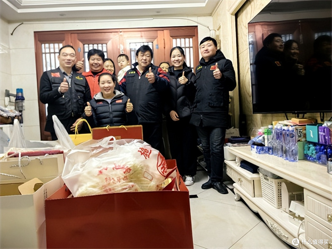 江苏:爱心团体登门祝贺残奥冠军张变荣立功勋