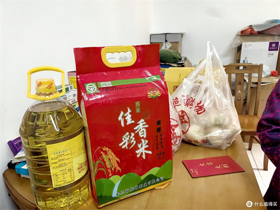 江苏:爱心团体登门祝贺残奥冠军张变荣立功勋