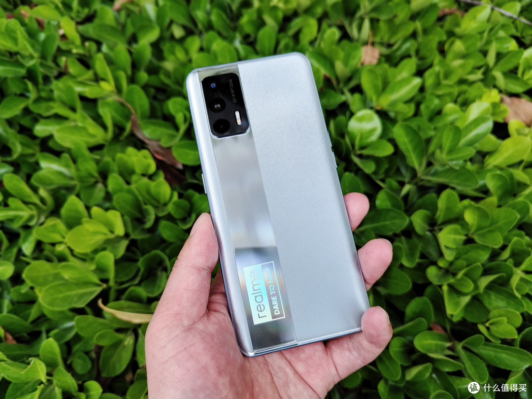 2000元手机内卷:Redmi、realme、iQOO,谁是2026年「真机皇」