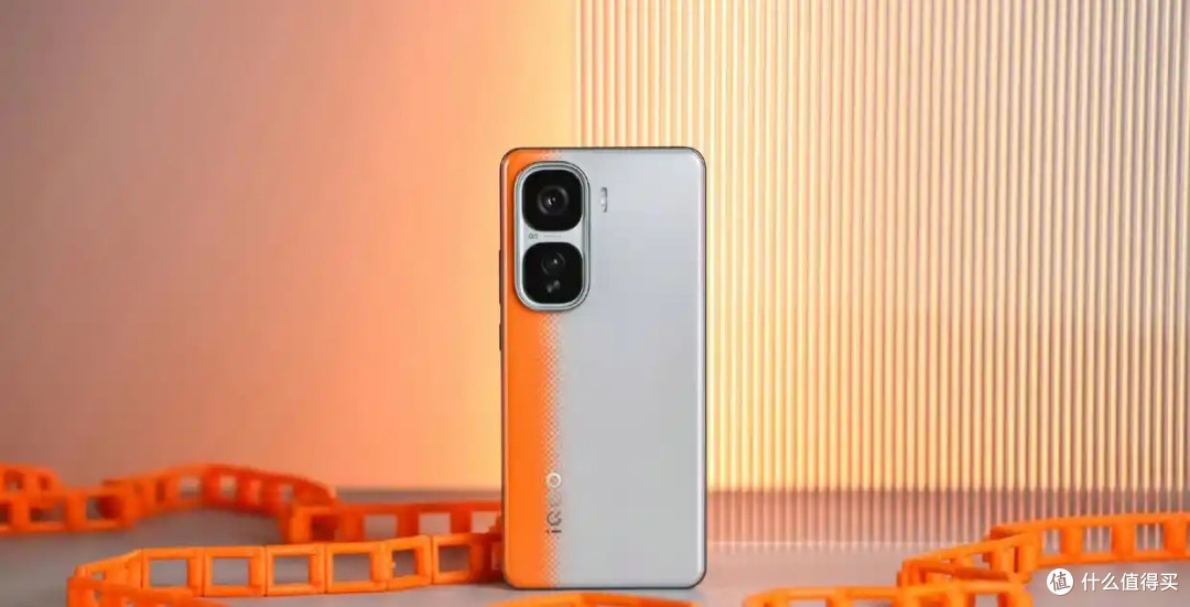 2000元手机内卷:Redmi、realme、iQOO,谁是2026年「真机皇」