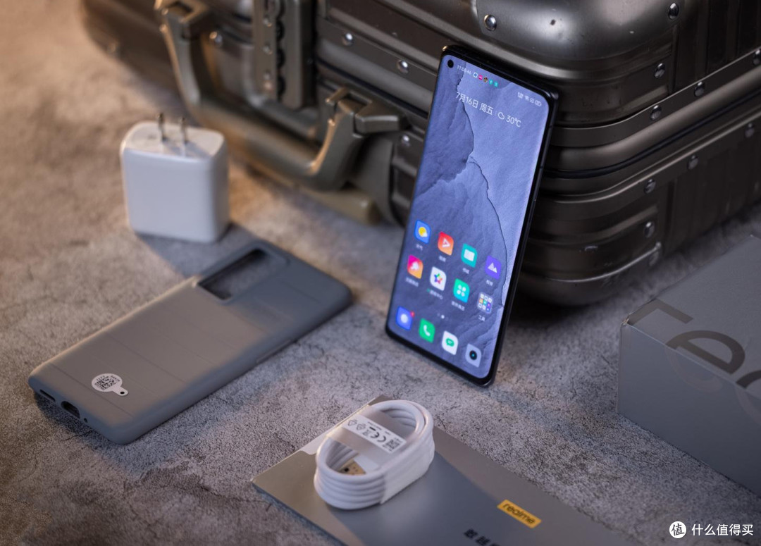 2000元手机内卷:Redmi、realme、iQOO,谁是2026年「真机皇」