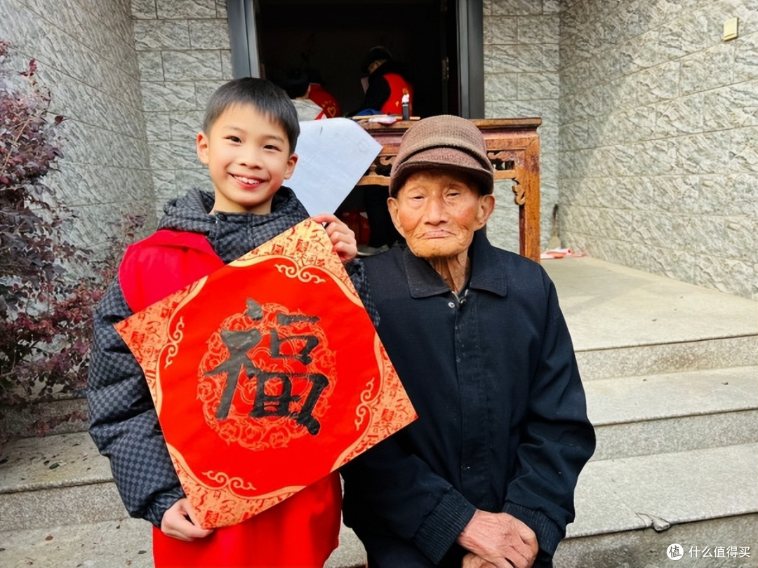 江苏泰州:情暖新春敬英雄 志愿红映夕阳红