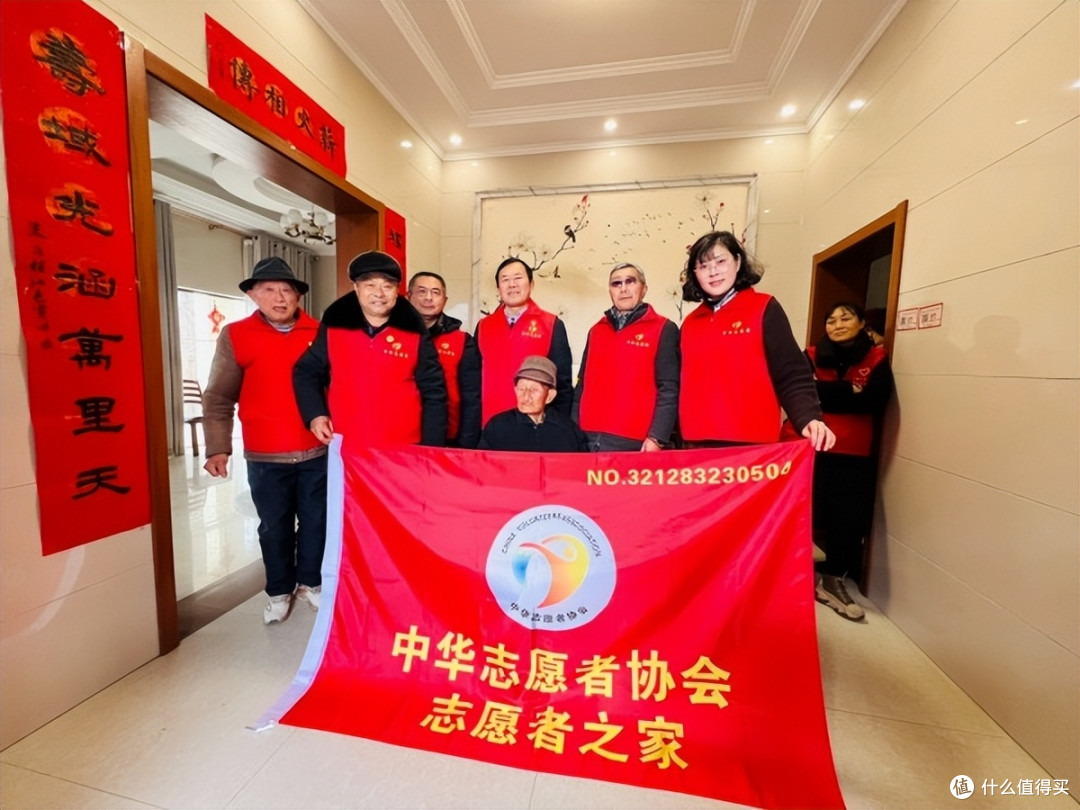 江苏泰州:情暖新春敬英雄 志愿红映夕阳红