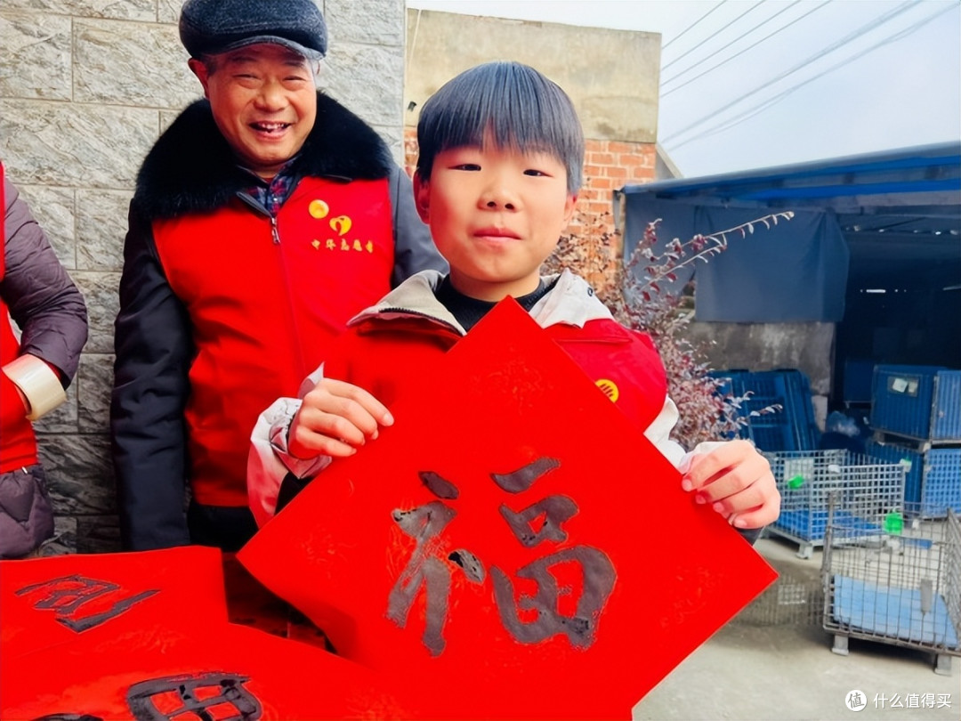 江苏泰州:情暖新春敬英雄 志愿红映夕阳红
