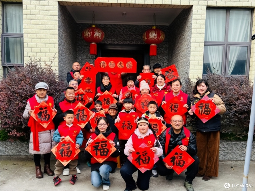 江苏泰州:情暖新春敬英雄 志愿红映夕阳红