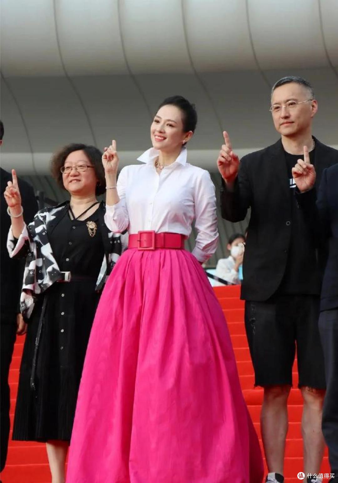章子怡太丰满了，穿紧身裙兜不住的好身材，感慨资本真的会选人！