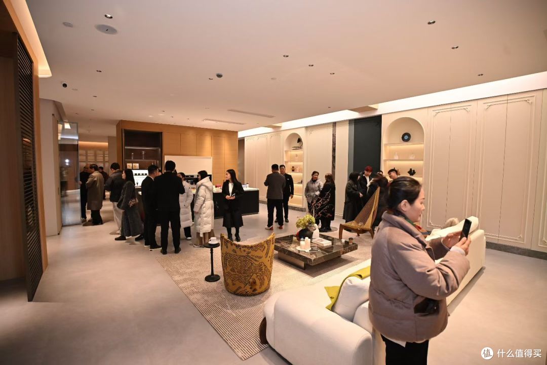 与其更卷，不如不同：嘉斯顿用三大迁徙走出金属家居新路径
