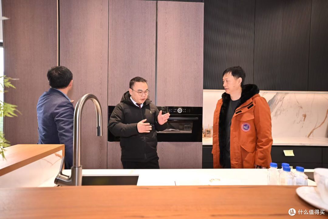 与其更卷，不如不同：嘉斯顿用三大迁徙走出金属家居新路径