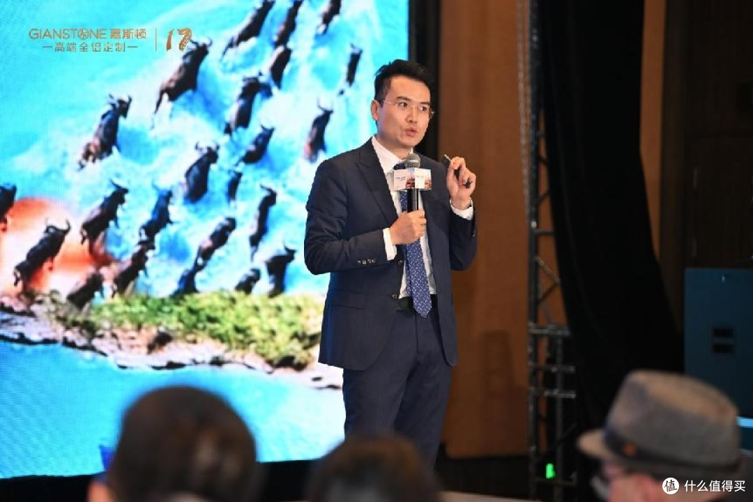 与其更卷，不如不同：嘉斯顿用三大迁徙走出金属家居新路径