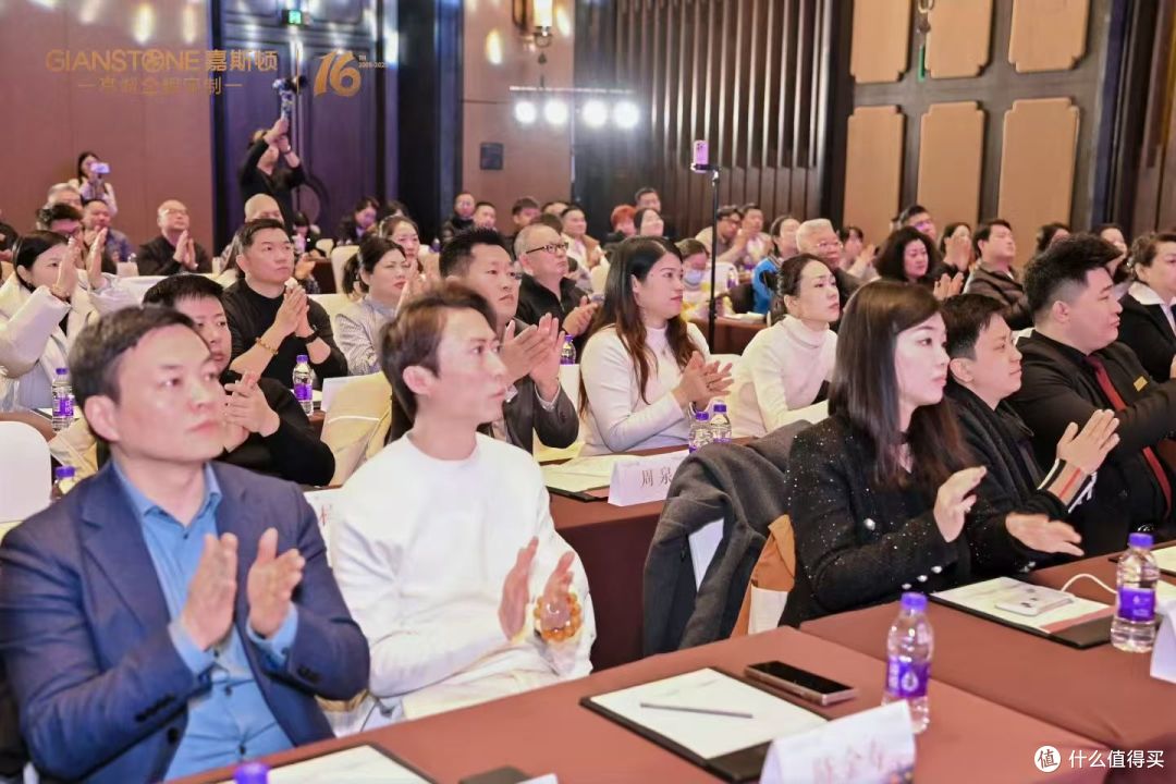 与其更卷，不如不同：嘉斯顿用三大迁徙走出金属家居新路径
