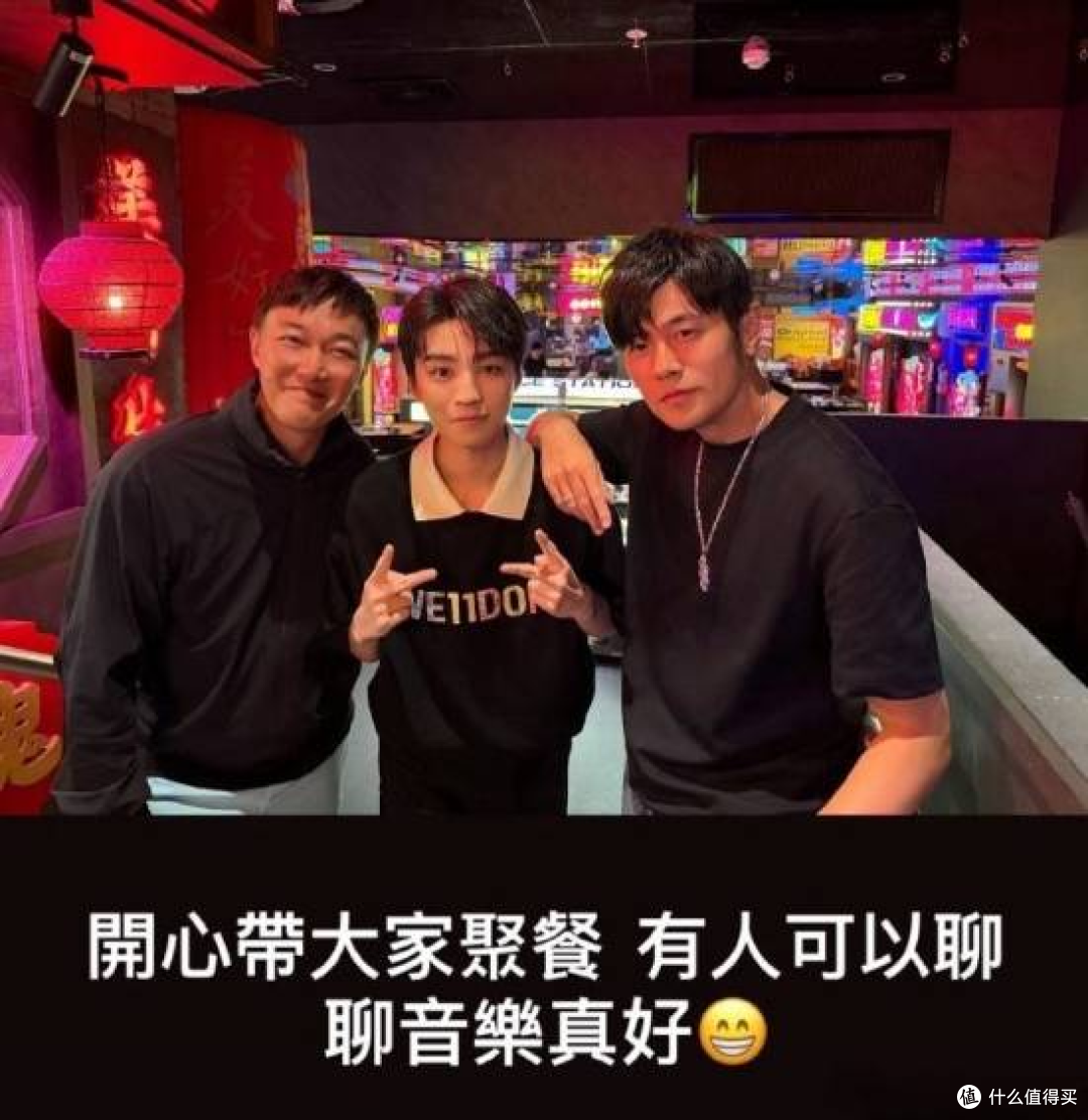 周杰伦晒出与王俊凯陈奕迅合照,一起聊音乐真好,藏着的神仙羁绊